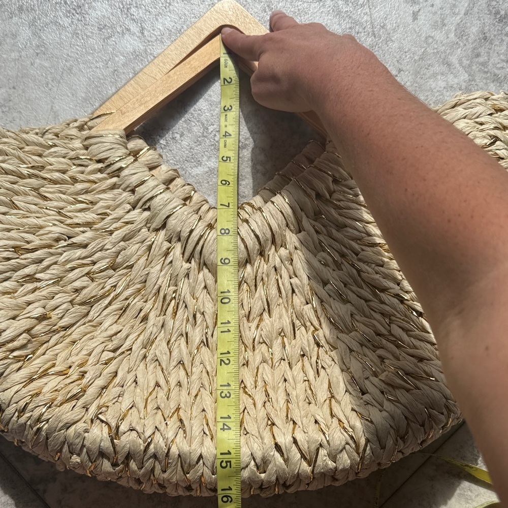 Elegant Wicker Woven Handbag With Metallic Gold Accents - Picture 3 of 4